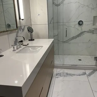 Bath in the king corner room