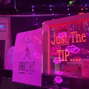 To Tip DJ ! (Sabrina carpenter pop-up)