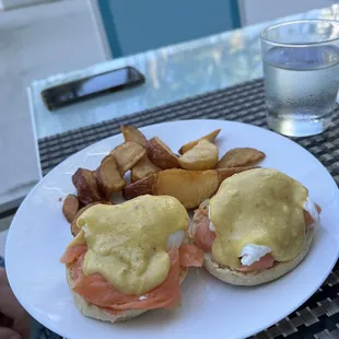 Salmon benedict with potatoes