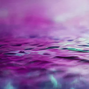 a blurry image of the ocean