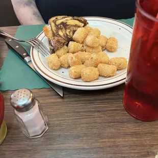 Patty Melt with tater tot&apos;s