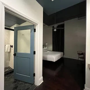 Queen room with window