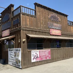 Front view Ample parking