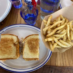 Smoked turkey sandwich with Pomme fries
