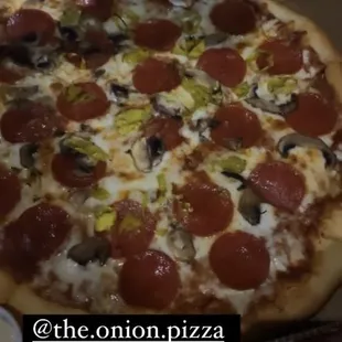 Large Pizza - pepperoni, mushroom, banana pepper