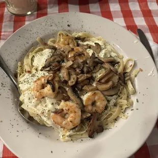 Fettuccine Di Allessandro with shrimp and added mushrooms