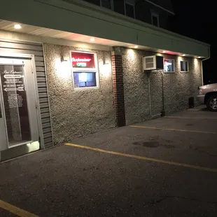 the front of a restaurant at night
