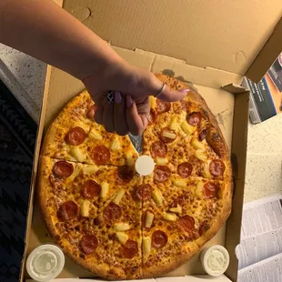 This was a delicious pizza at a good price! The kindest staff. Went in to order, the pizza was out in 10 minutes! And their ranch.. 10/10!