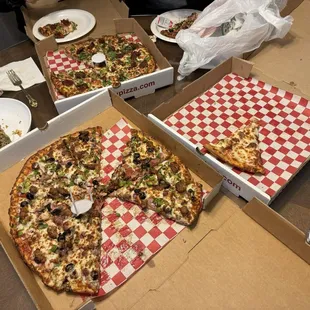 Combination pizza and all meat pizza