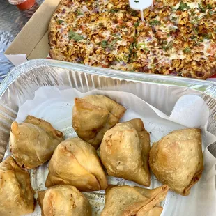 Vegetable Samosa &amp; Butter Chicken (Family 16")