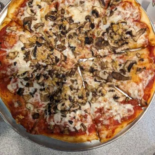 Medium cheese pizze with garlic and mushroom