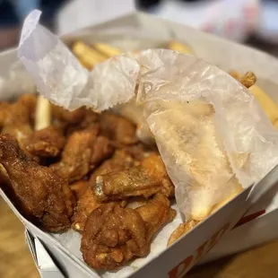  chicken wings and french fries