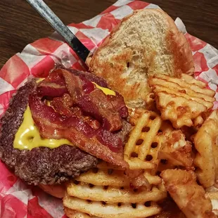Bacon cheeseburger,  waffle fries