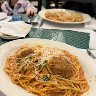 a plate of spaghetti and meatballs