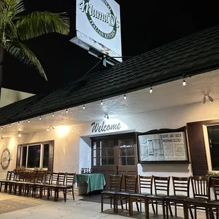 Rare outside view with no line! During the summer touristy months there's always a line.