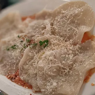 Meat filled ravioli with spicy pink sauce (4 out of 5)