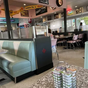 Inside Mel&apos;s