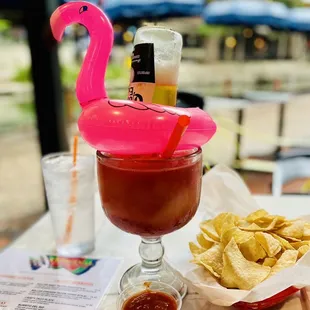 巨大カクテル　コロナビール刺し