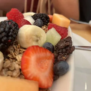 Fruit bowl with yogurt and oats