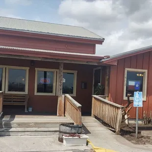 Comfy, cozy spot to eat seafood!