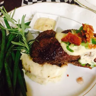 Herb rubbed Filet mignon, garlic mashed potatoes, grilled veggies, fresh bread... Served at your home.