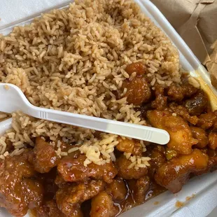 General Tso chicken. They said this is fried rice. No this is browned rice