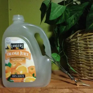 Hella ghetto .... This they bathroom key....,,, but nice people..... What do u expect out of the tenderloins.....