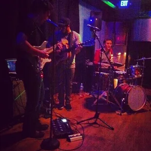 Stevie Nader &amp; The Makers performing live music