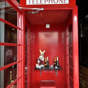 Cool london telephone booth to take pictures.
