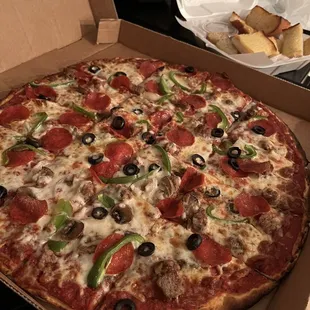 XL Muskego Special Pizza with Garlic Bread
