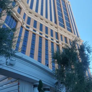 Window Washer at Palazzo Hotel, Las Vegas, 50 floors dangling from a rope. Unbelievable!