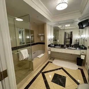 Love the bathroom.   The commode had its own room!