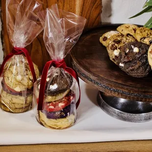 Sophisticated gourmet cookies serve as great party favors for all occasions.