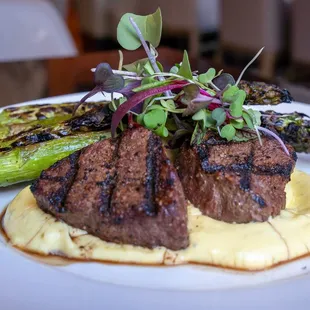 Niman Ranch Filet Medallions, certified Angus Beef Gaucho seasoned, mashed potatoes, sauce bearnaise