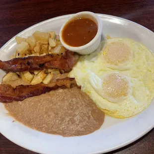 a plate of breakfast foods