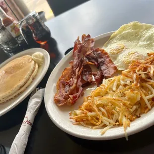 a plate of breakfast food