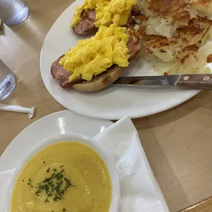 Eggs (scrambled) Benny w hollandaise on the side