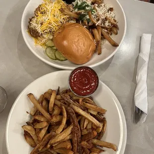 Pulled pork sandwich w/ truffle fries