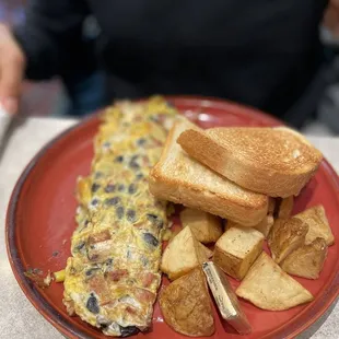 a plate of food with toast and potatoes