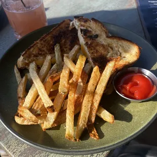 Grilled cheese and berry bourbon smash