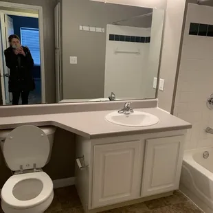 Bathroom 1BR unrennovated