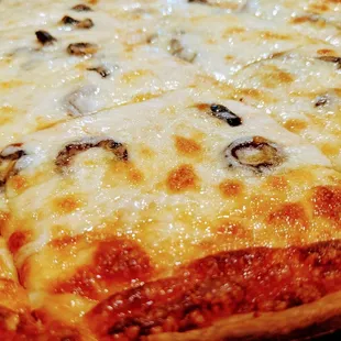Build your own pizza... I was feeling simple and went for black olives. The thin crust is very good.