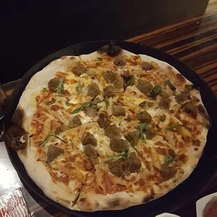 Penne and meatballs pizza