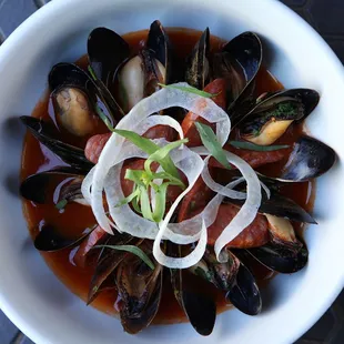 steamed mussels in smoked tomato broth