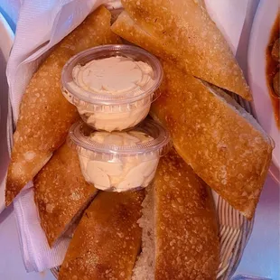 Breadsticks with cheese sauce