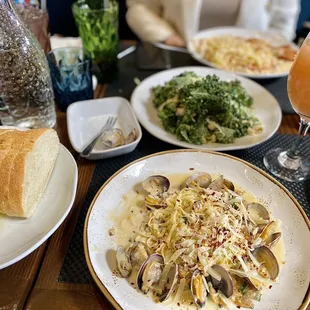 Linguine &amp; Clams with a nice frosè. Can't never go wrong!