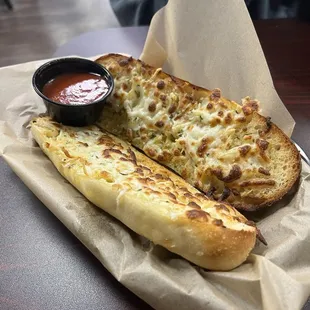 Cheesy bread with marinara sauce