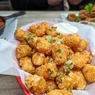 happy hour garlic tots $4