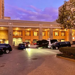 Peabody Hotel -- entrance / storefront