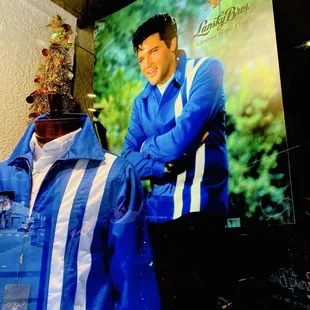 "Blue Christmas" Elvis is in the house OuiOui.